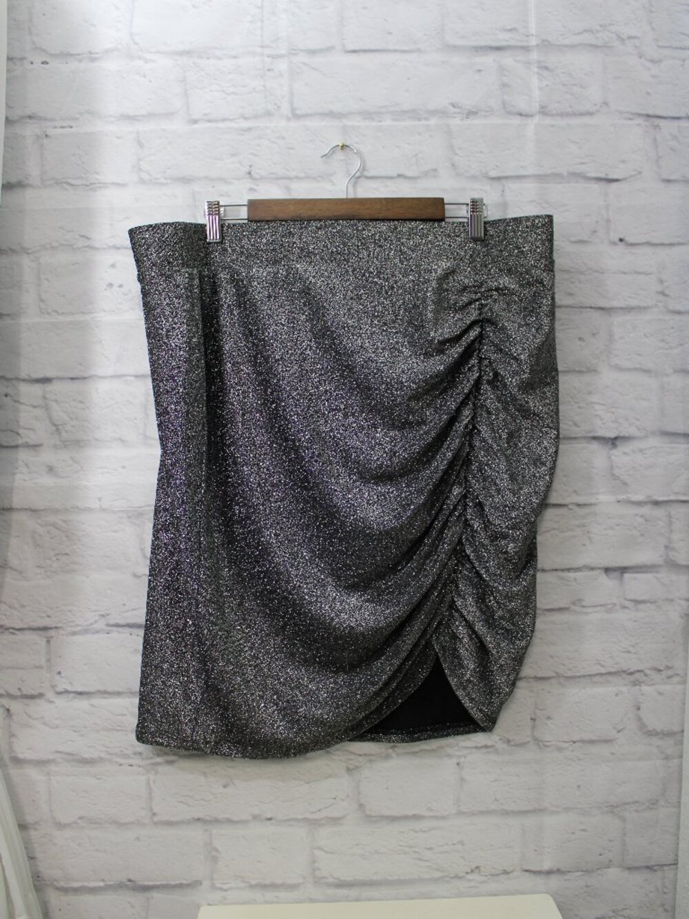 Torrid Plus Size 2 Black Silver Metallic Ruched Leg Slit Bodycon Short Skirt